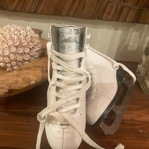 Lake Placid Cascade Girls White Figure Ice  Skates, Size 4